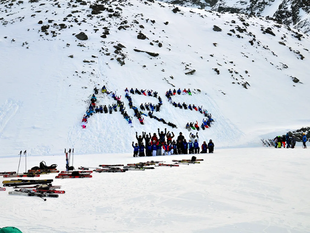 Blick über die Piste auf den Schriftzug ARS.